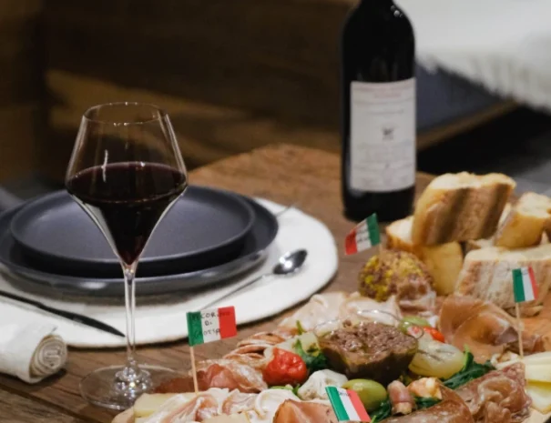 La suite "L'Authentique" avec un repas et un verre de vin de l'Orée des Lys