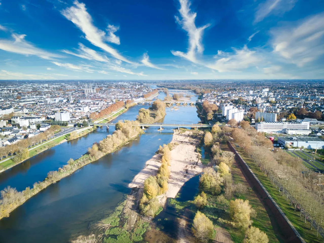Orléans et la Loire vus de drone
